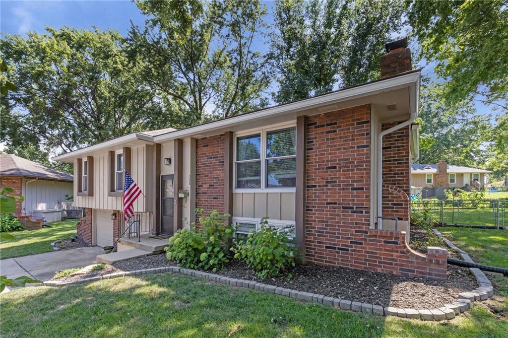 2nd image of 508 Ne Grant Dr, Blue Springs, MO 64014 | MLS# 2636816
