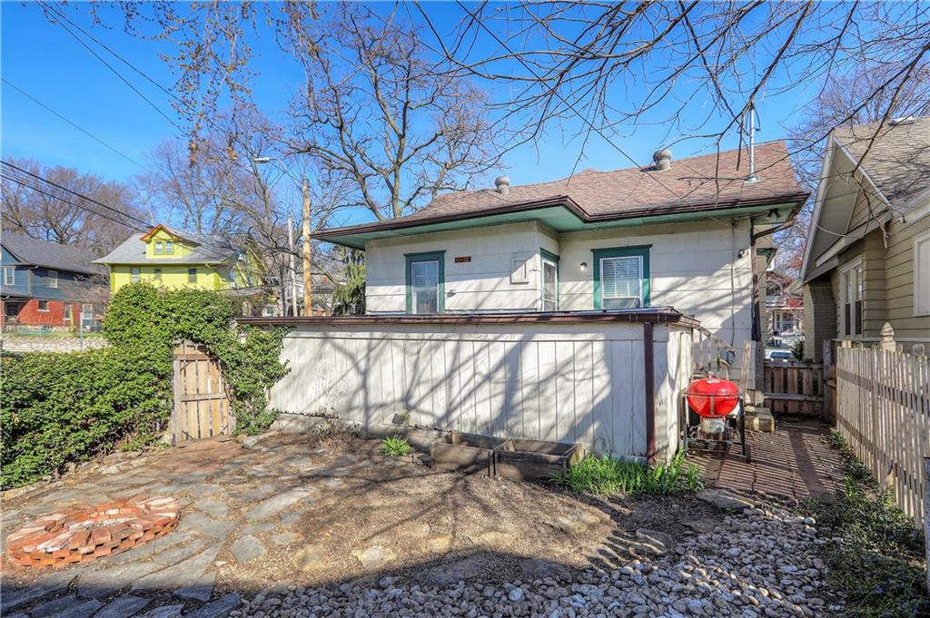 2nd image of 829 W 40 St, Kansas City, MO 64111 | MLS# 2636885
