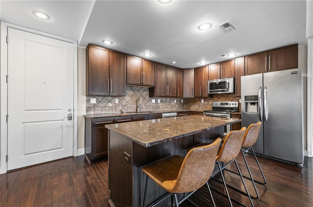 2nd image of 2940 Baltimore Ave #1303, Kansas City, MO 64108 | MLS# 2636908