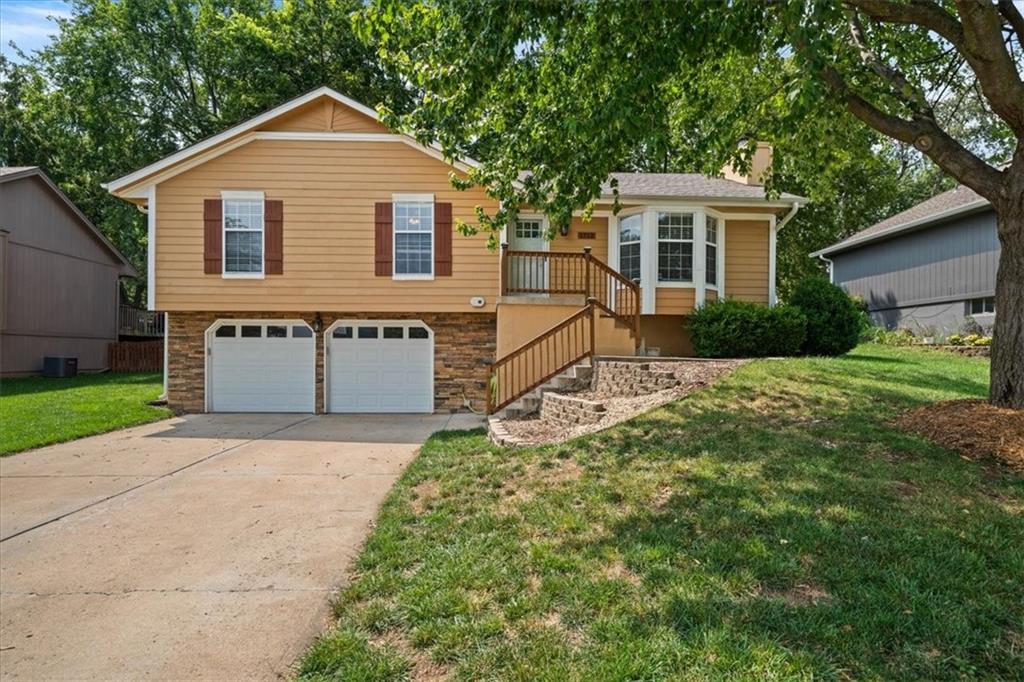 1st image of 1712 Ne Whitestone Dr, Lees Summit, MO 64086 | MLS# 2636910
