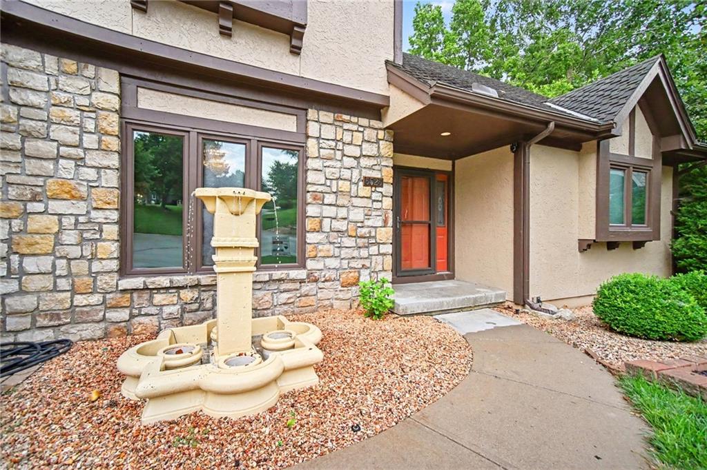 3rd image of 5525 N Oakdale Pl, Parkville, MO 64152 | MLS# 2637119