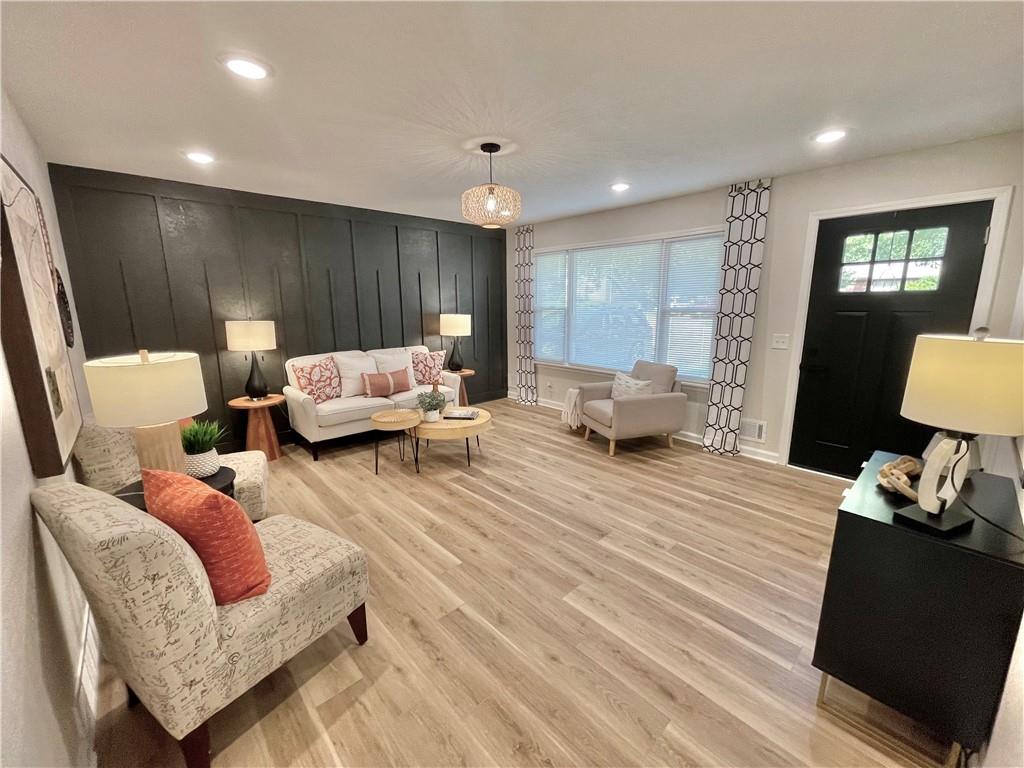 2nd image of 2512 Queen Ridge Dr, Independence, MO 64055 | MLS# 2637170
