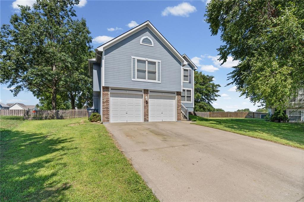2nd image of 2512 Ne Horseshoe Dr, Lees Summit, MO 64086 | MLS# 2637209
