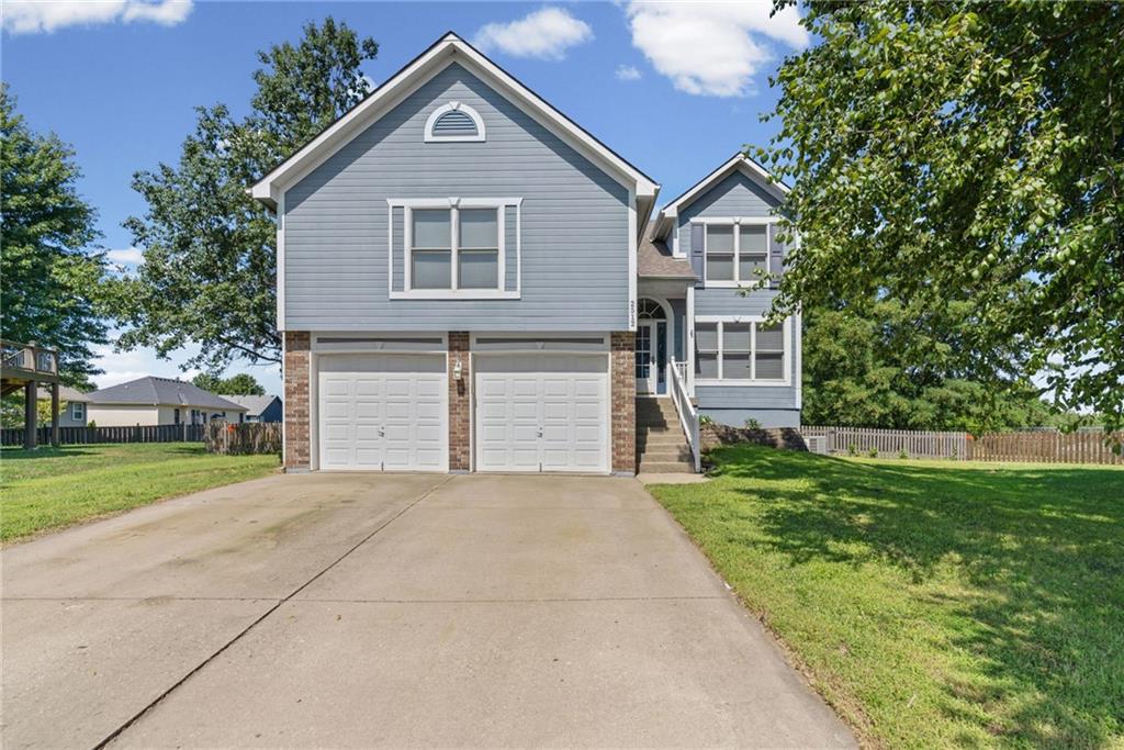 1st image of 2512 Ne Horseshoe Dr, Lees Summit, MO 64086 | MLS# 2637209