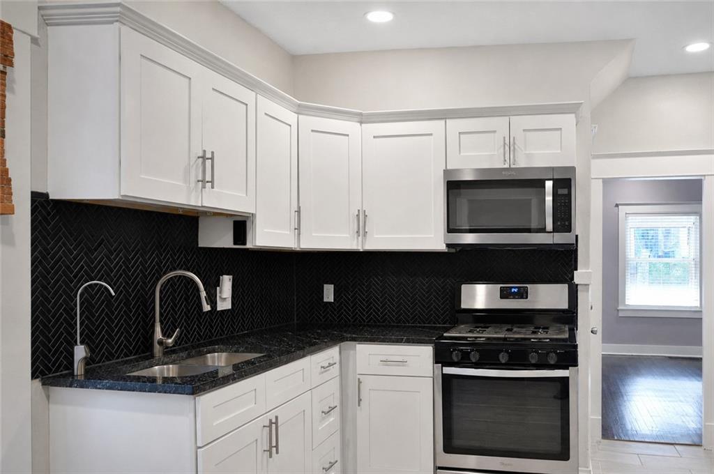 Listing Photo 2 - Condo for sale in building located at 4110 Charlotte St, Kansas City, MO 64110