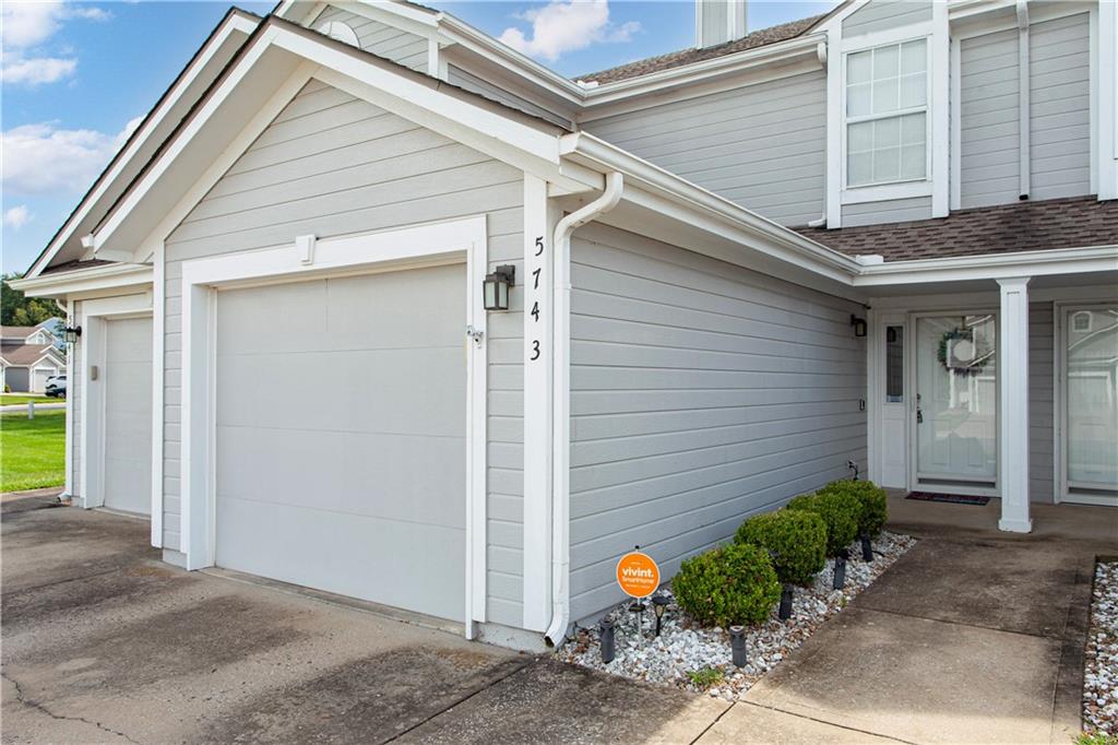 3rd image of 5743 NW Plantation Ln, Lee's Summit, MO 64064