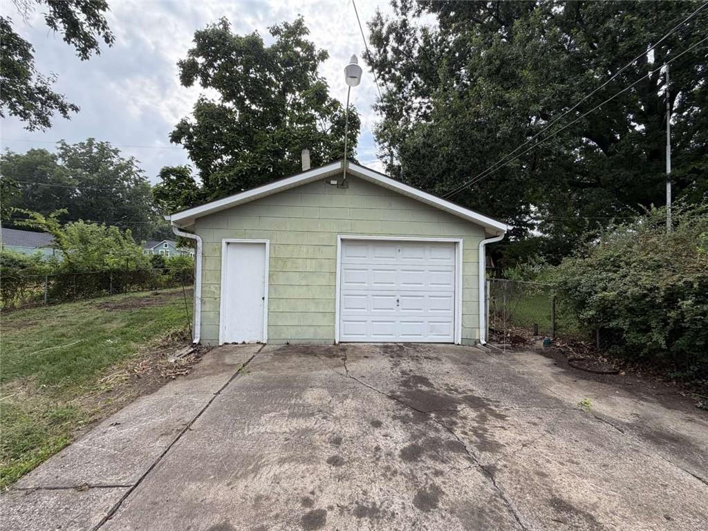 3rd image of 810 S Raymond St, Independence, MO 64050 | MLS# 2637436
