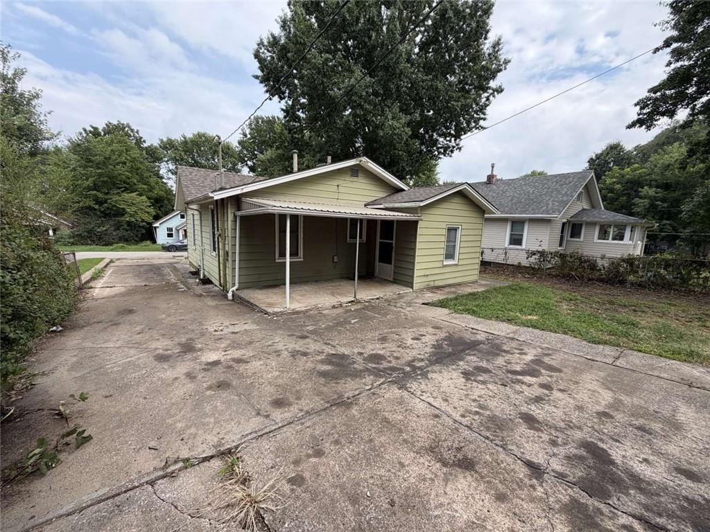 2nd image of 810 S Raymond St, Independence, MO 64050 | MLS# 2637436