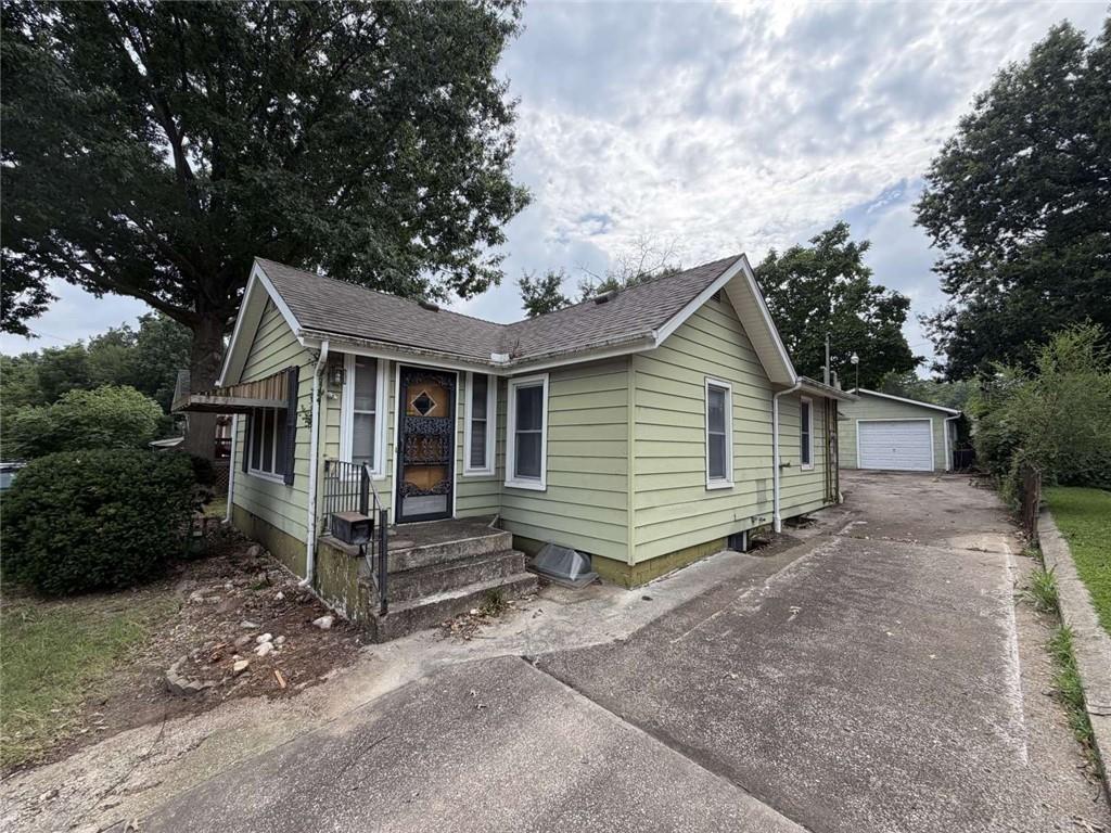 5th image of 810 S Raymond St, Independence, MO 64050 | MLS# 2637436