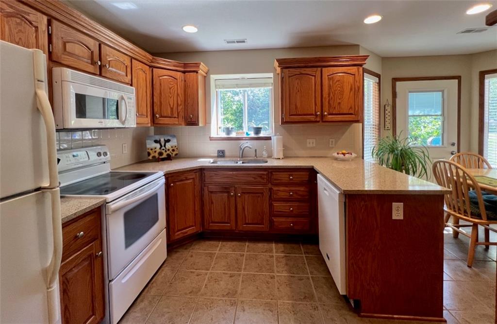 4th image of 3807 Hunters Hl Dr, Lawrence, KS 66049 | MLS# 2637464