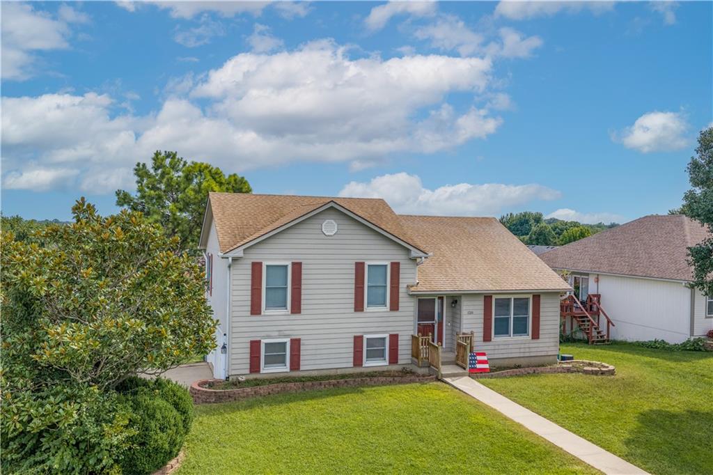 2nd image of 1720 Sunrise Dr, Warrensburg, MO 64093 | MLS# 2637465