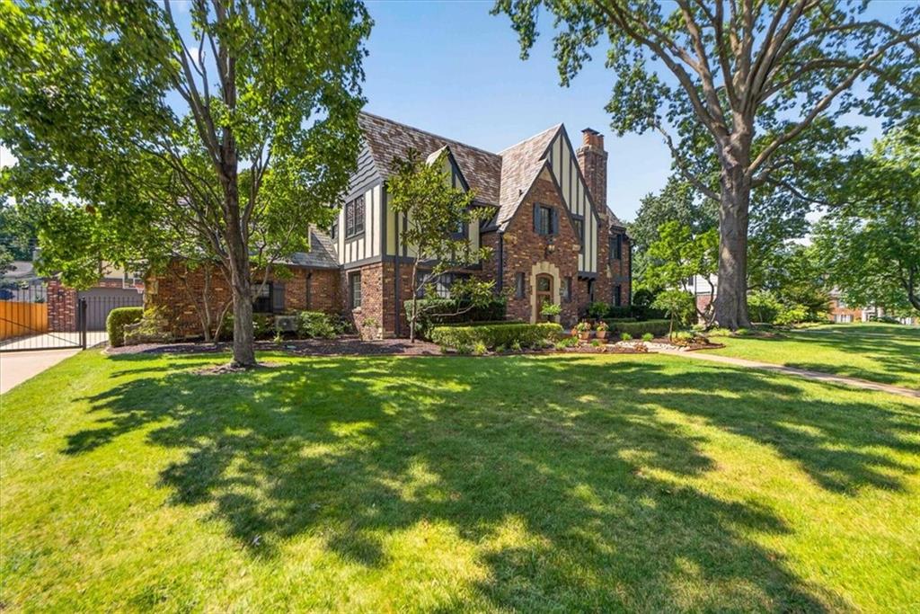 3rd image of 845 W 52Nd Ter, Kansas City, MO 64112 | MLS# 2637475