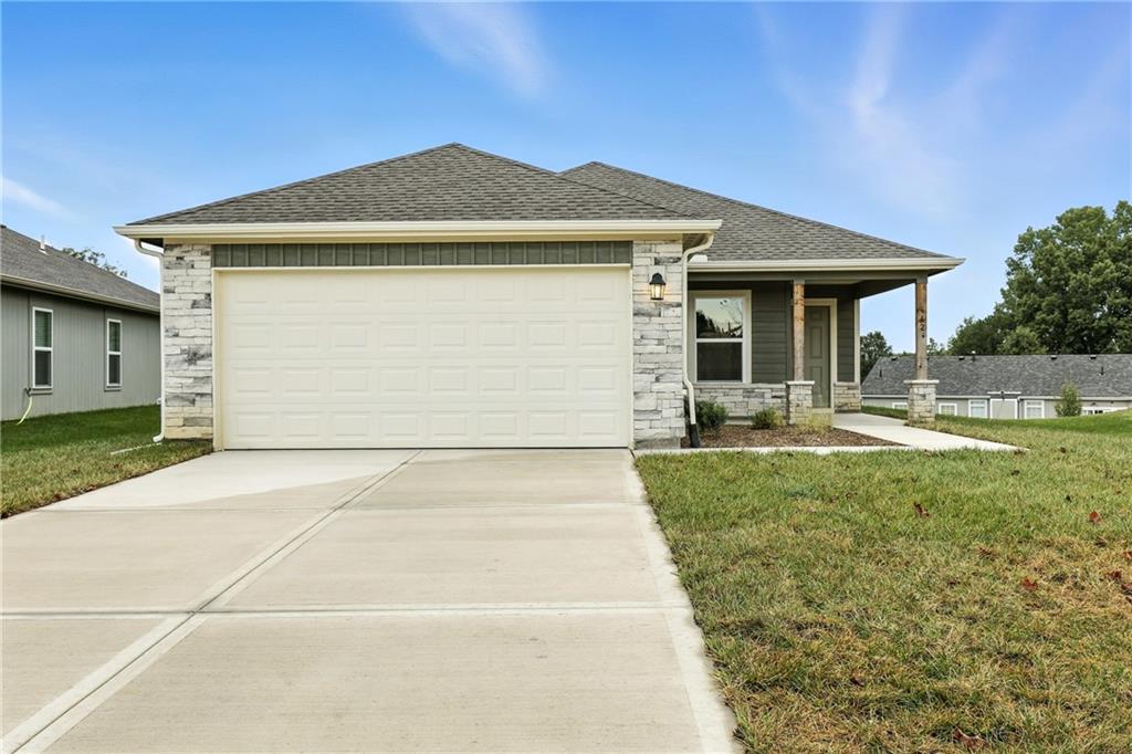 1st image of 441 Valley View Dr, Tonganoxie, KS 66086 | MLS# 2637521