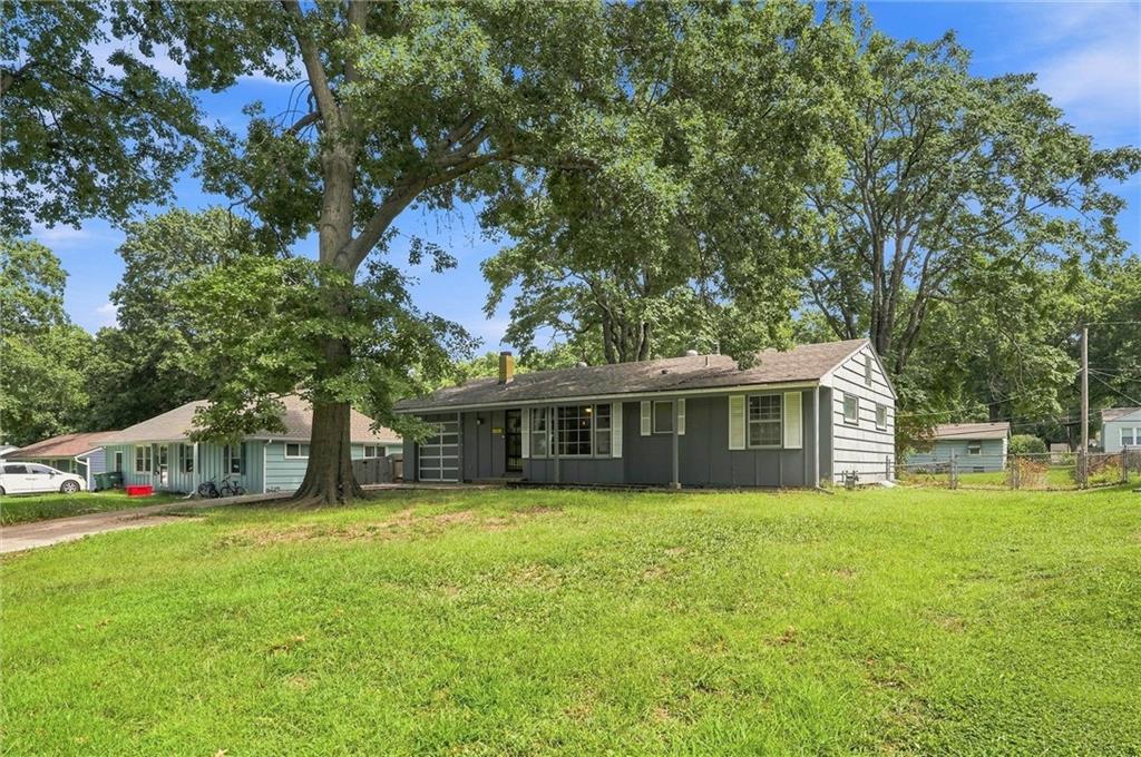 2nd image of 8725 Larsen St, Overland Park, KS 66214 | MLS# 2637524