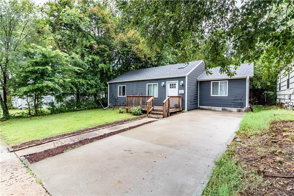 2nd image of 205 E Sparks St, Warrensburg, MO 64093 | MLS# 2637746
