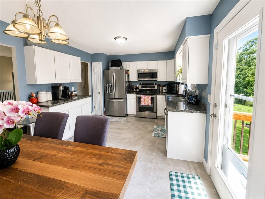 4th image of 1209 Nw Golfview Dr, Grain Valley, MO 64029 | MLS# 2637808