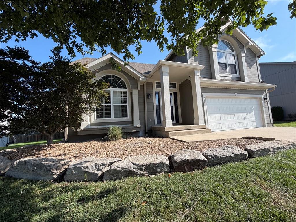 1st image of 908 Se 15th St, Lees Summit, MO 64081 | MLS# 2637809