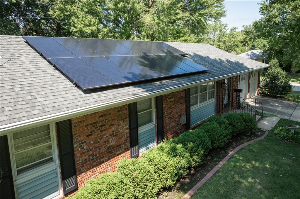 5th image of 110 S Queen Ridge Dr, Independence, MO 64050 | MLS# 2637831
