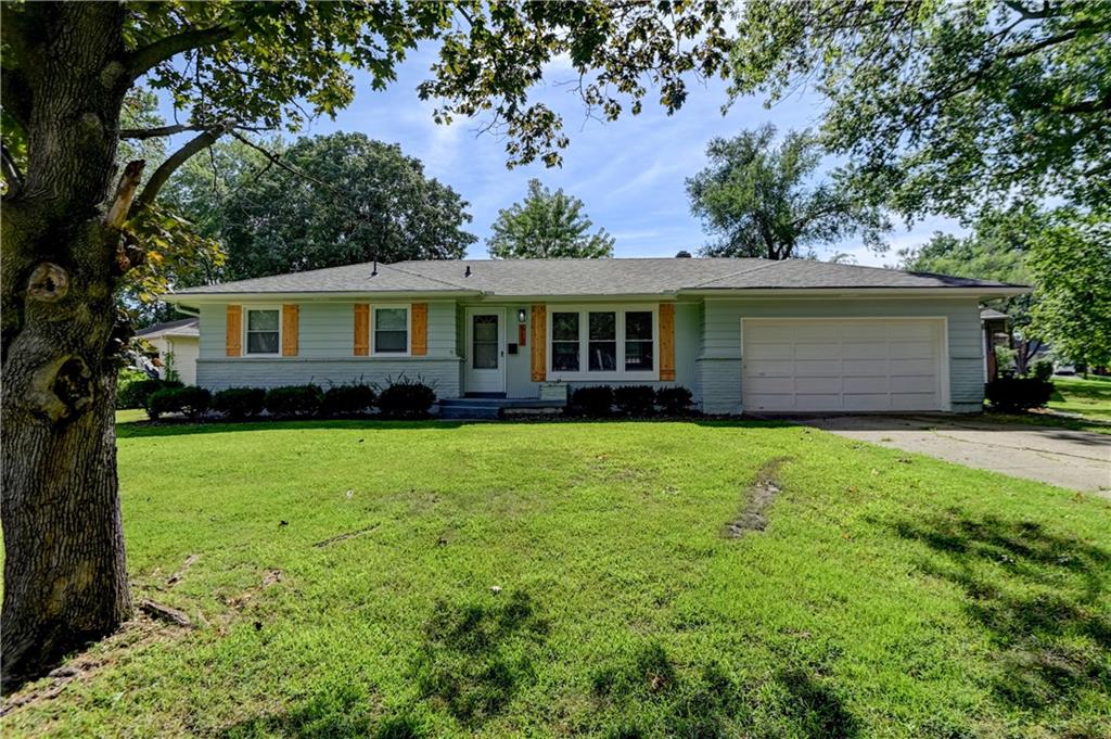 1st image of 512 Nw Lakeview Rd, Blue Springs, MO 64014 | MLS# 2637837