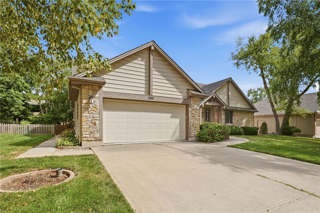 2nd image of 1633 Ne Thames Dr, Lees Summit, MO 64086 | MLS# 2637856