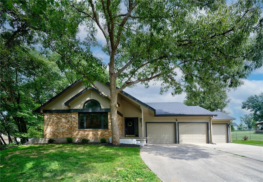 Photo 1 of Sale Pending at 9304 Nw 79th Street, Weatherby Lake, MO 64152 | MLS# 2638540 | Listing updated on 2026-09-05