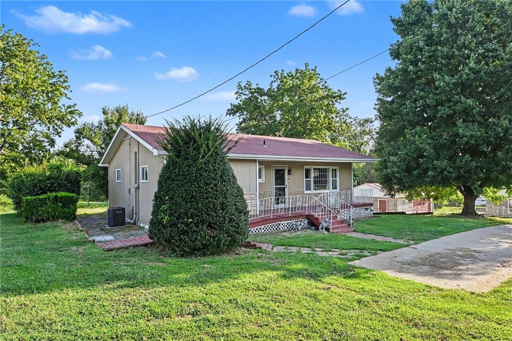 Photo 3 of Single family home for sale at 2921 Pear St, Saint Joseph, MO 64503 | MLS# 2638635 | Listing updated on 2026-09-03