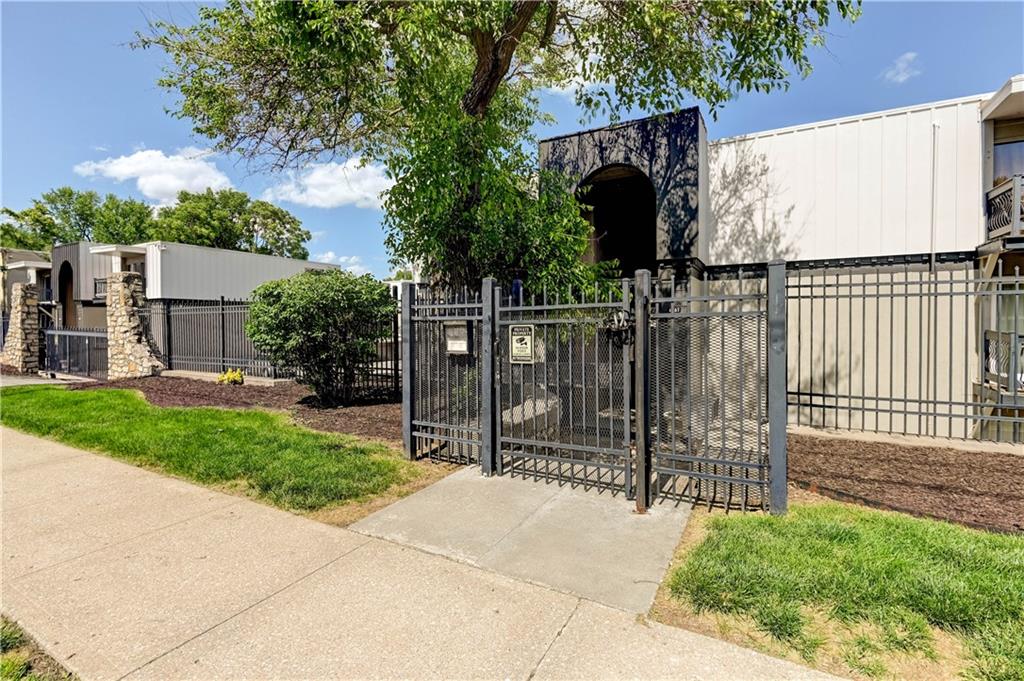 1st image of 4157 Roanoke Rd #2, Kansas City, MO 64111 | MLS# 2638638
