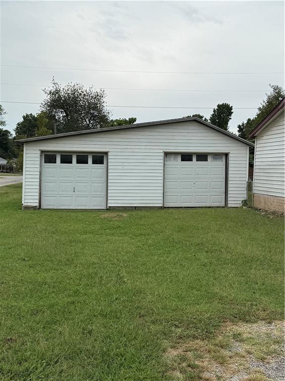 3rd image of 923 E Walnut St, Rich Hill, MO 64779 | MLS# 2638781