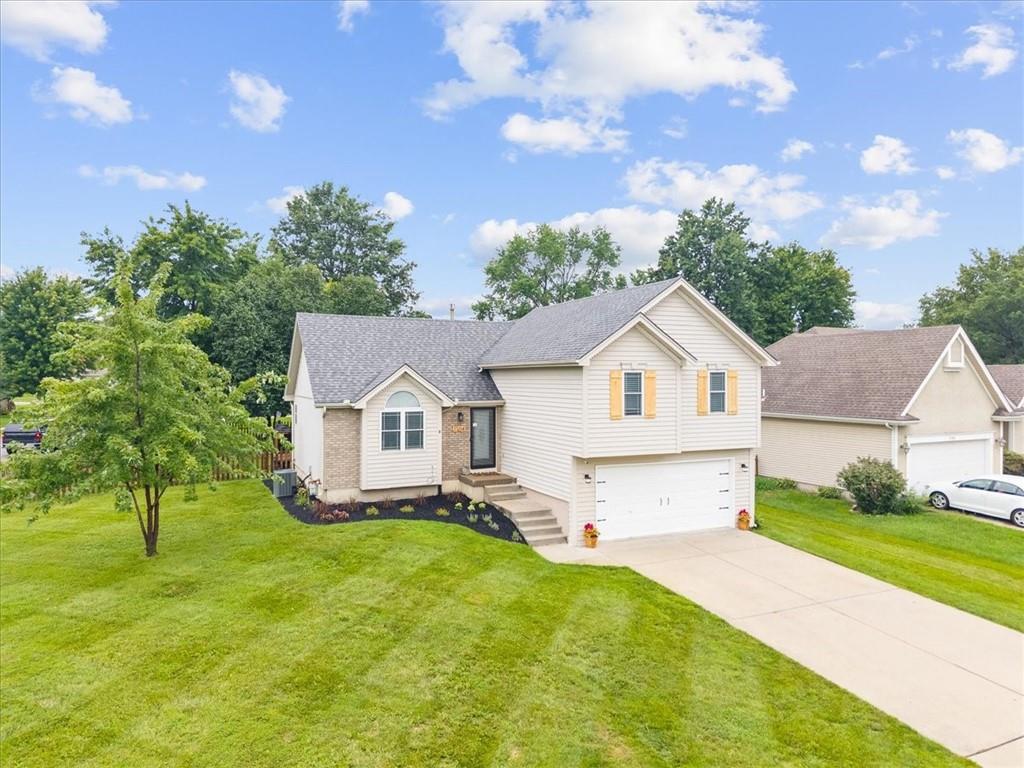 Photo 2 of Single family home for sale at 1104 Regency Dr, Kearney, MO 64060 | MLS# 2638994 | Listing updated on 2026-09-05
