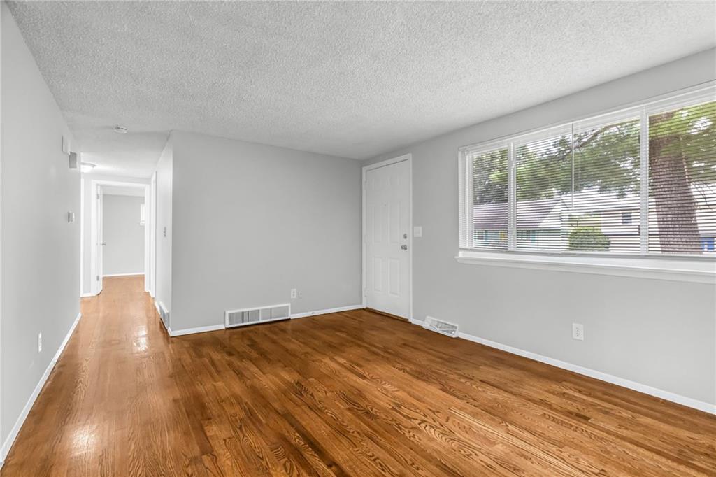 Photo 4 of Sale Pending at 4024 N Spruce Ave, Kansas City, MO 64117 | MLS# 2639909 | Listing updated on 2026-09-05