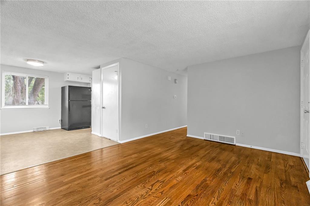 Photo 5 of Sale Pending at 4024 N Spruce Ave, Kansas City, MO 64117 | MLS# 2639909 | Listing updated on 2026-09-05