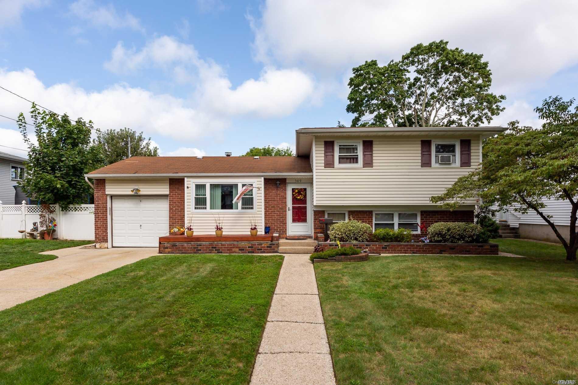 Homes for sale in North Babylon, NY | 389 Beebe Ct, North Babylon, NY 11703 | MLS# L3062022