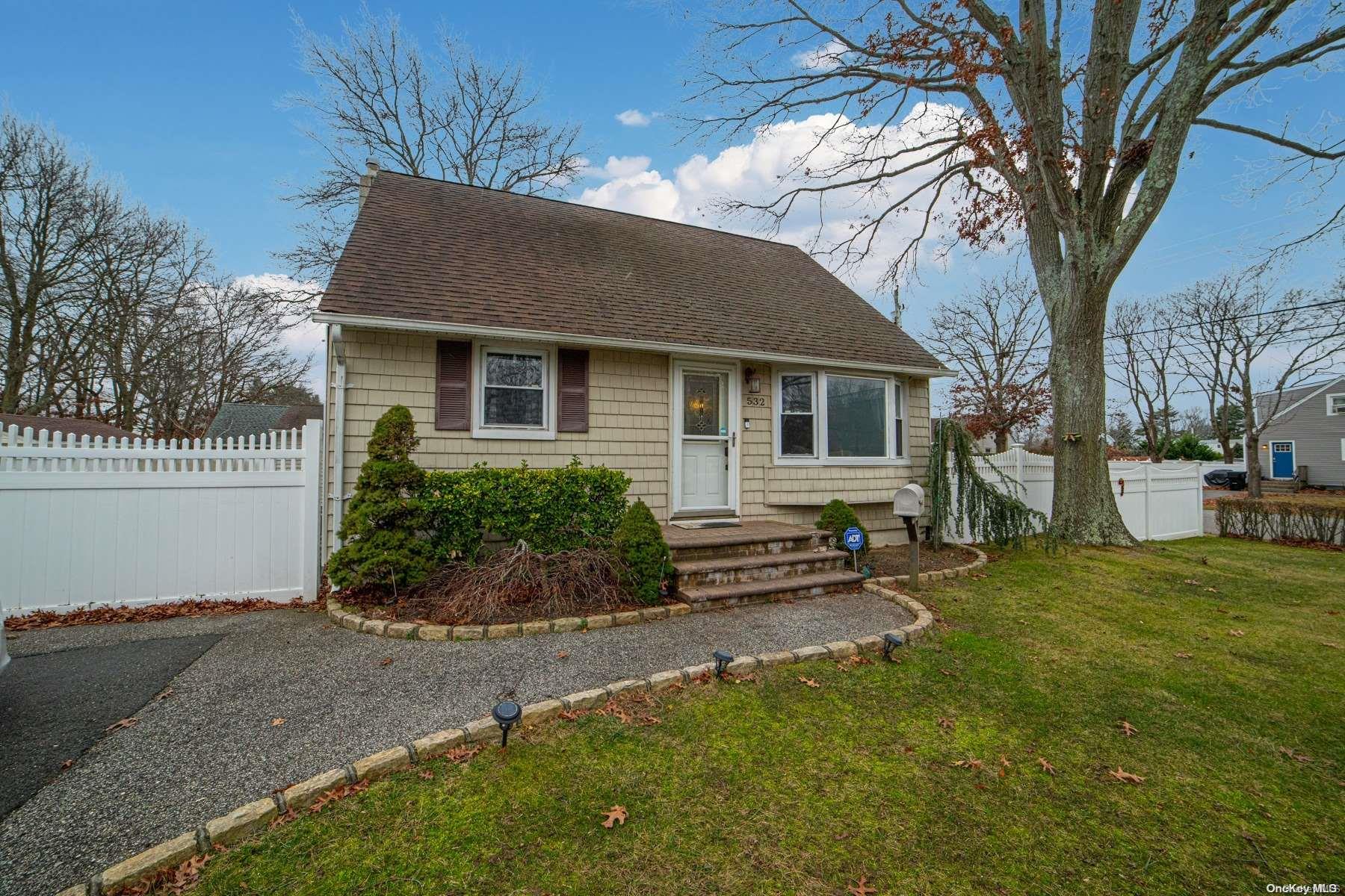 Homes for sale in West Islip, NY | 532 Rockaway St, West Islip, NY 11795 | MLS# L3367752