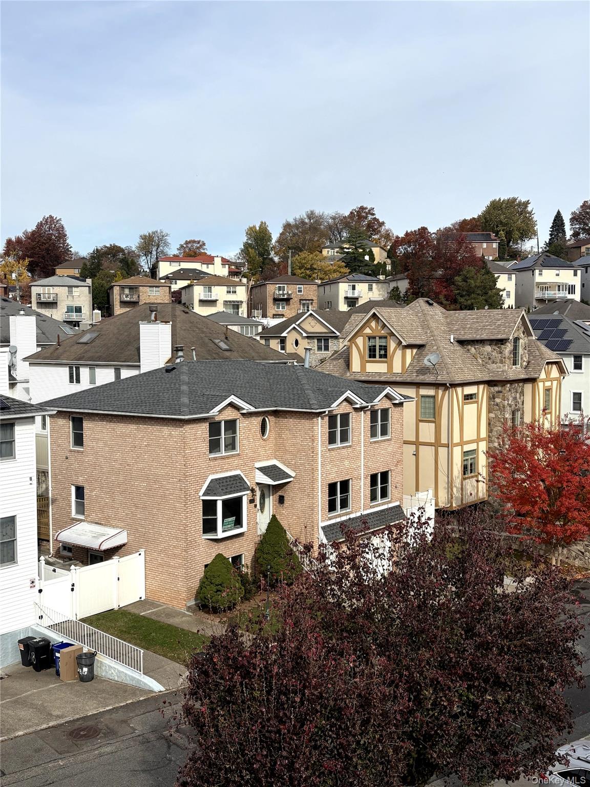 Homes for sale in New York, NY | 26 Fairway Ln, New York, NY 10301 | MLS# 892243