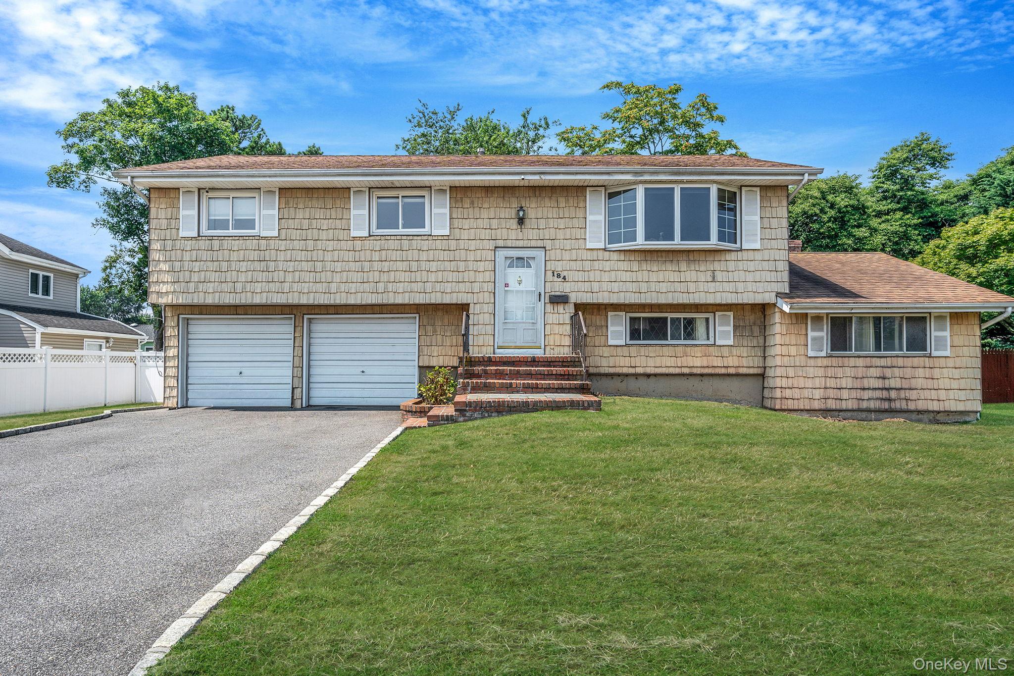 Homes for sale in Babylon, NY | 184 Mohawk Ave, Babylon, NY 11729 | MLS# 898025