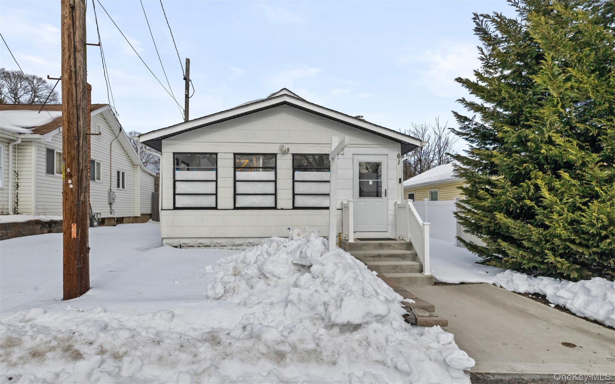 Homes for sale in Islip, NY | 61 Eastview Rd, Islip, NY 11779 | MLS# 920004