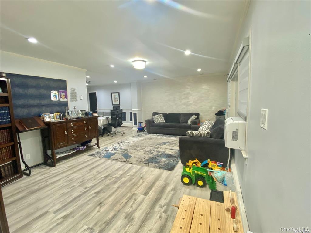 Homes for sale in North Hempstead, NY | 107 Baker Hill Rd, North Hempstead, NY 11023 | MLS# 937694