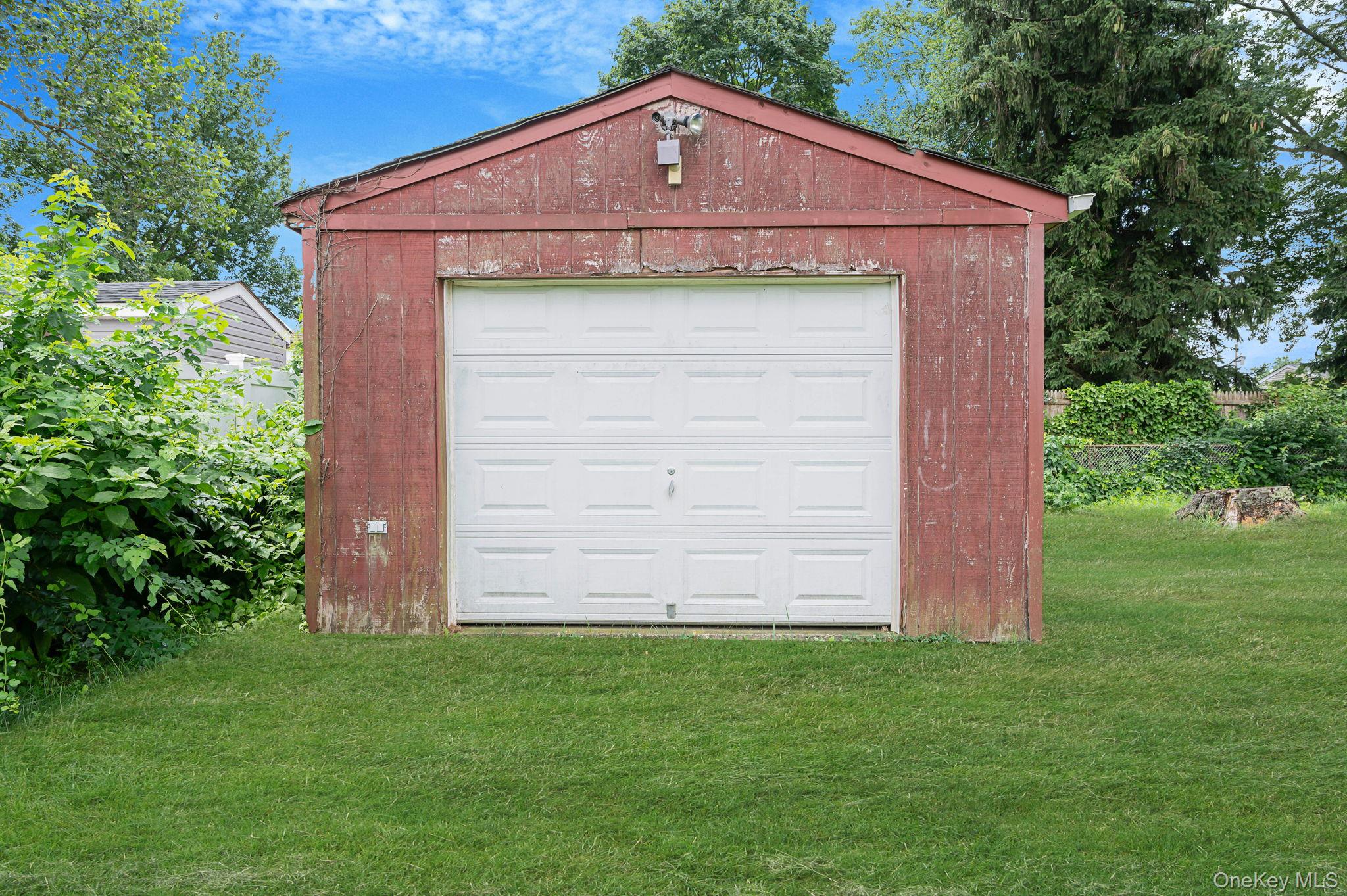 Homes for sale in Islip, NY | 10 Laurie Rd, Islip, NY 11717 | MLS# 956046