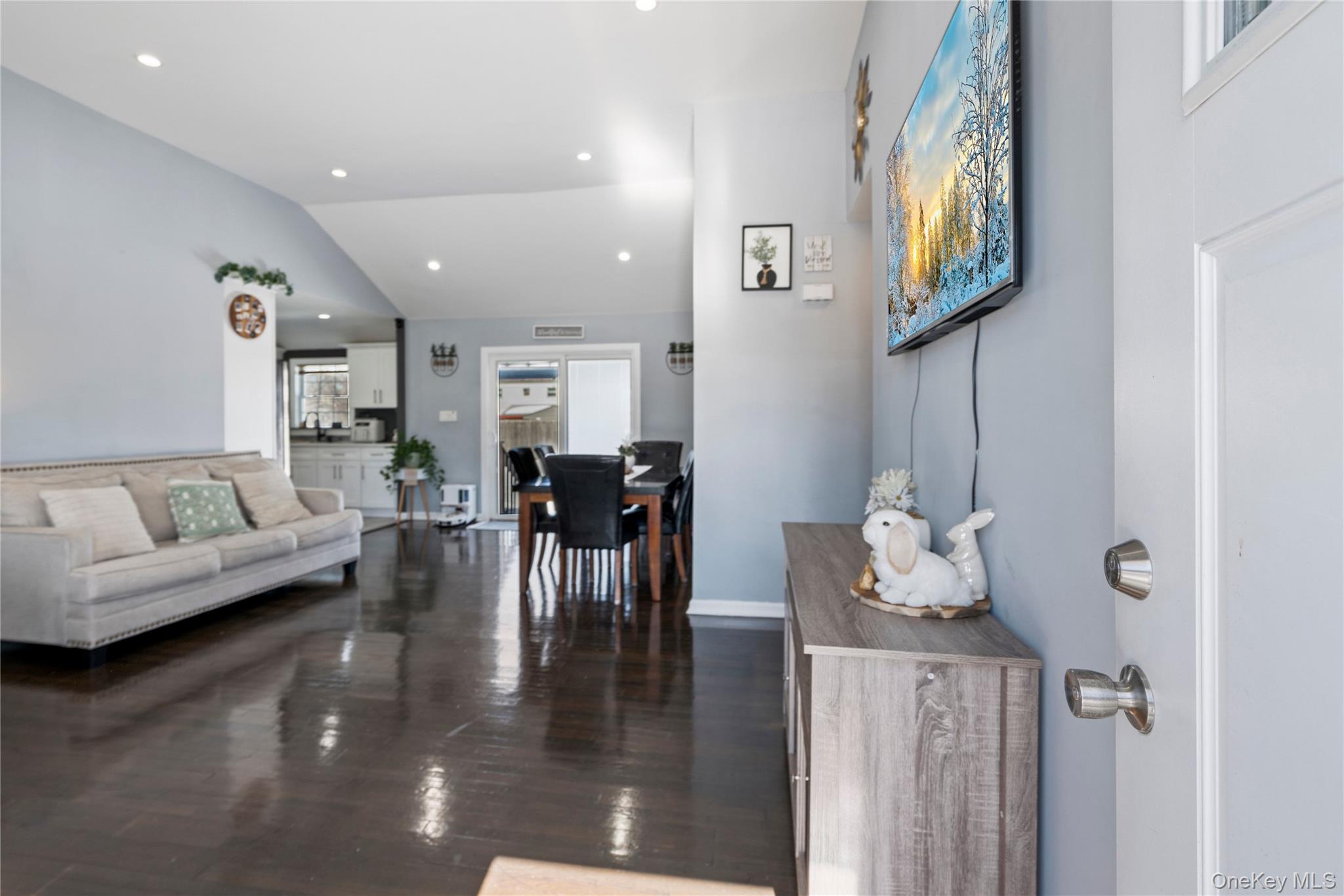 3rd image of 109 New York Ave, Bay Shore, NY 11706 | MLS# 963990