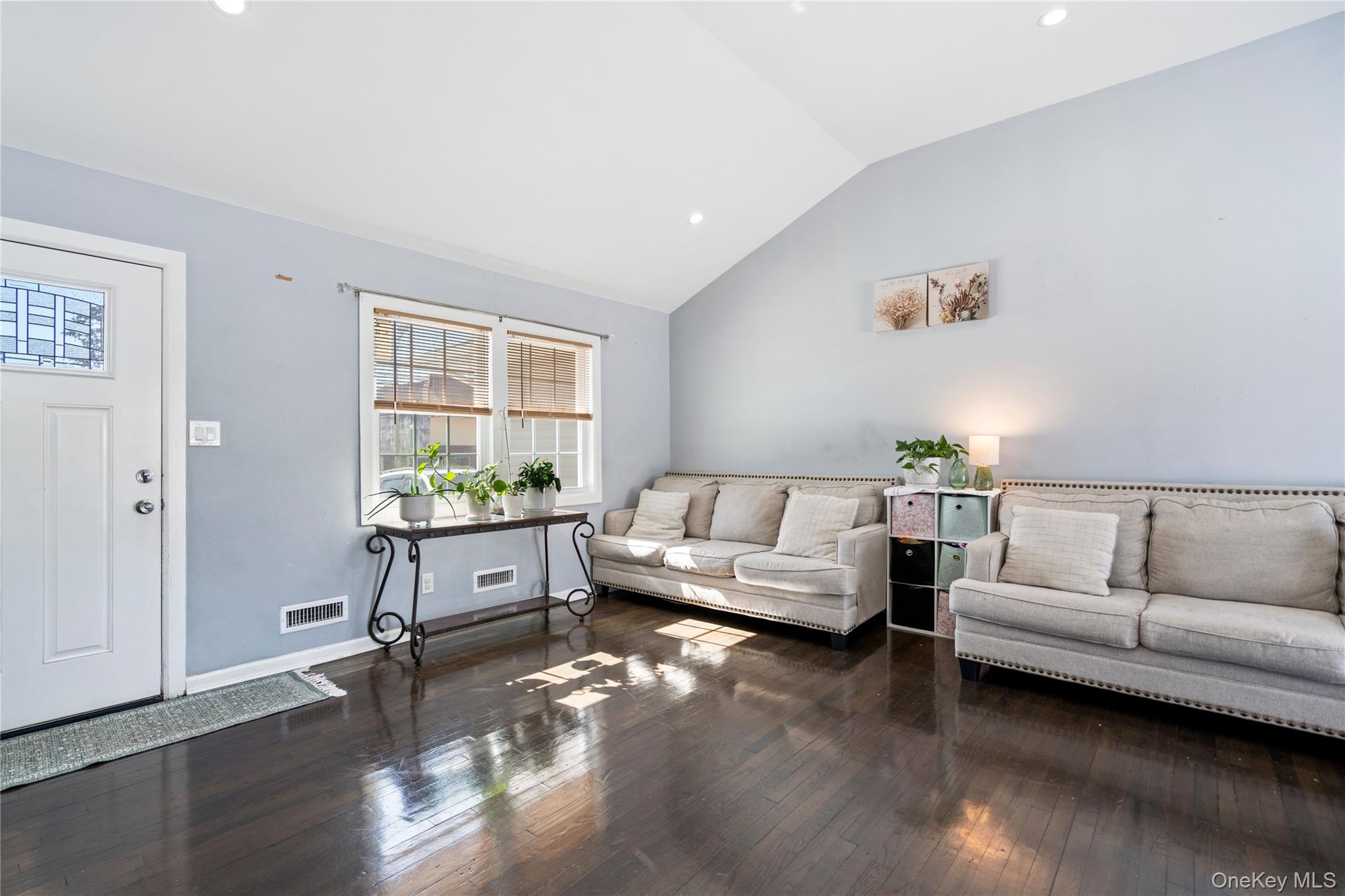 4th image of 109 New York Ave, Bay Shore, NY 11706 | MLS# 963990