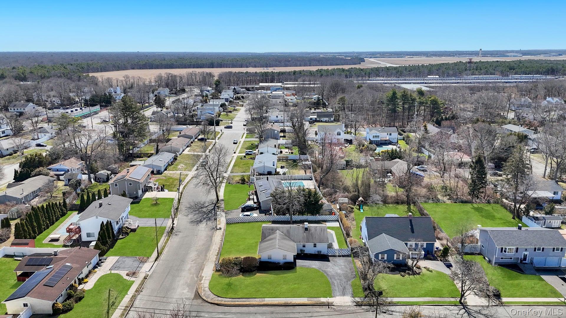 5th image of 10 Sutton Pl, Ronkonkoma, NY 11779 | MLS# 973199