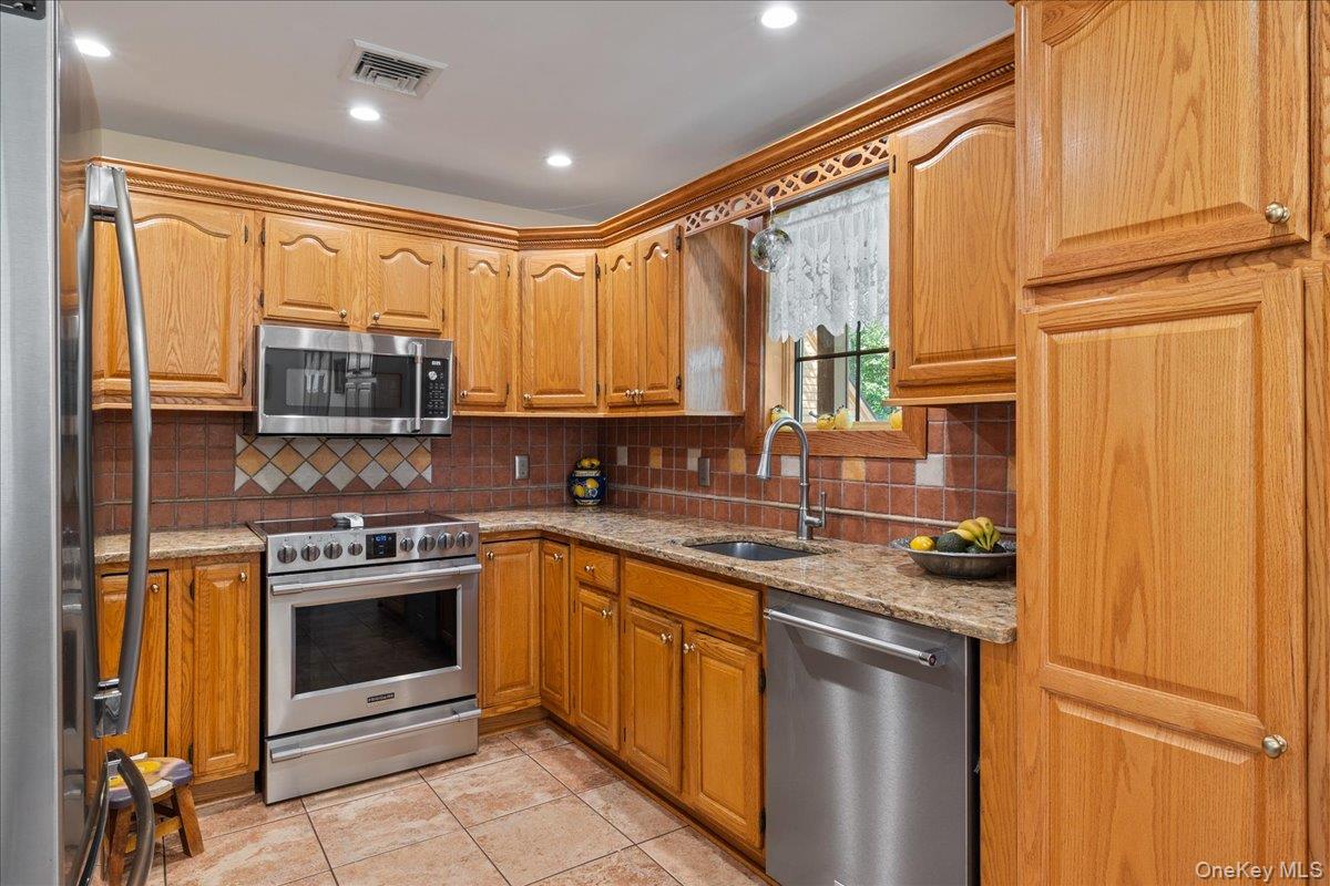 5th image of 595 Greenfields Ln, Southold, NY 11971 | MLS# 997034