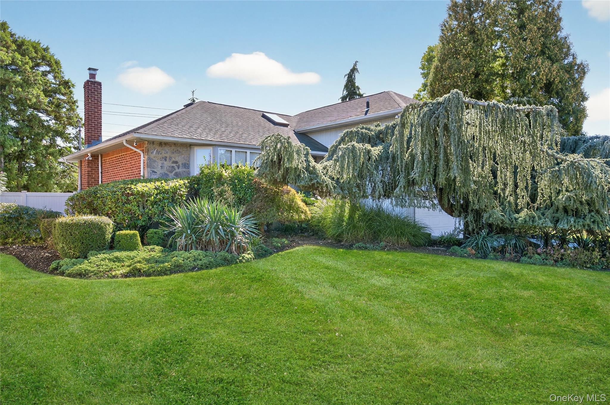 3rd image of 11 Sunbeam Rd, Oyster Bay, NY 11791 | MLS# 997943