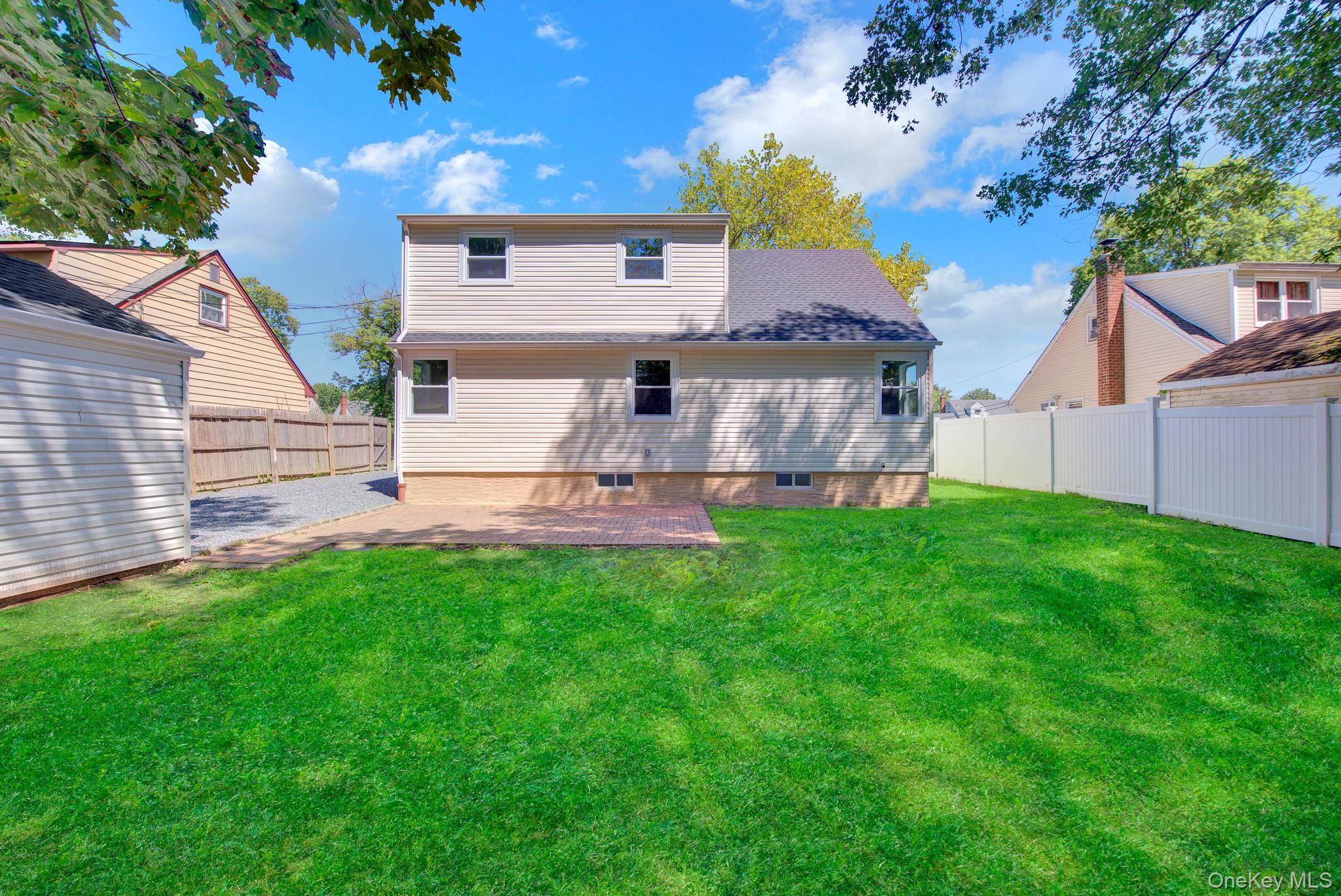 21st image of 11 Parkwood Rd, North Hempstead, NY 11590 | MLS# 999978