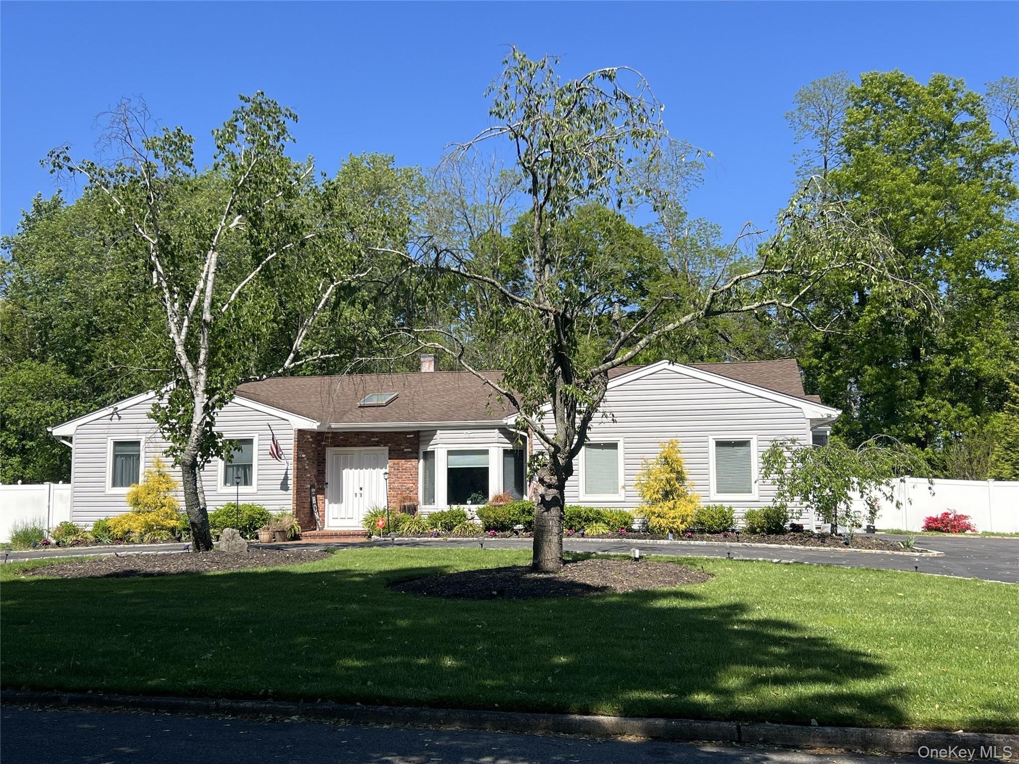 Homes for sale in Huntington, NY | 10 Bonaire Dr, Huntington, NY 11746 | MLS# 1000956