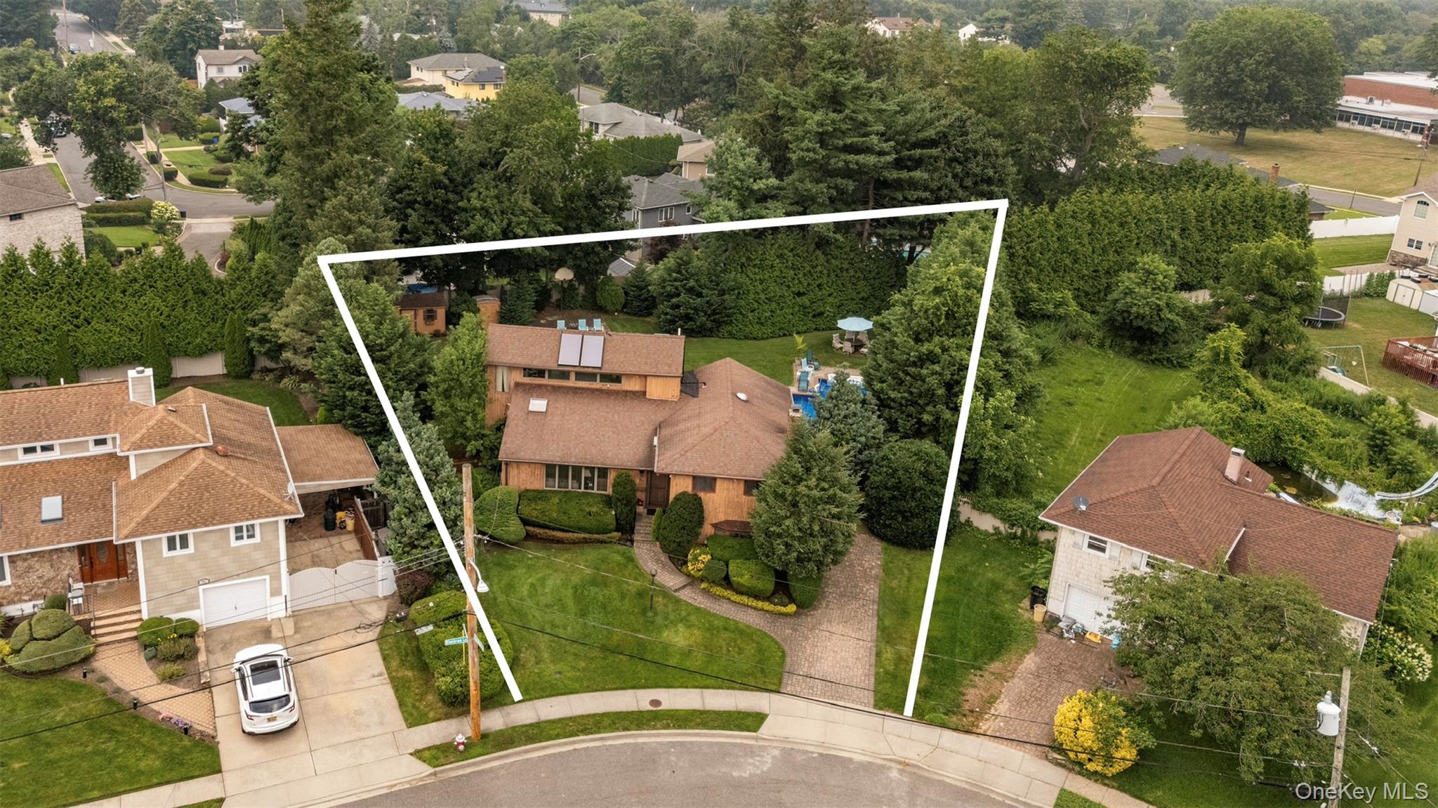 40th image of 65 Elmtree Ln, Oyster Bay, NY 11753 | MLS# 1005220