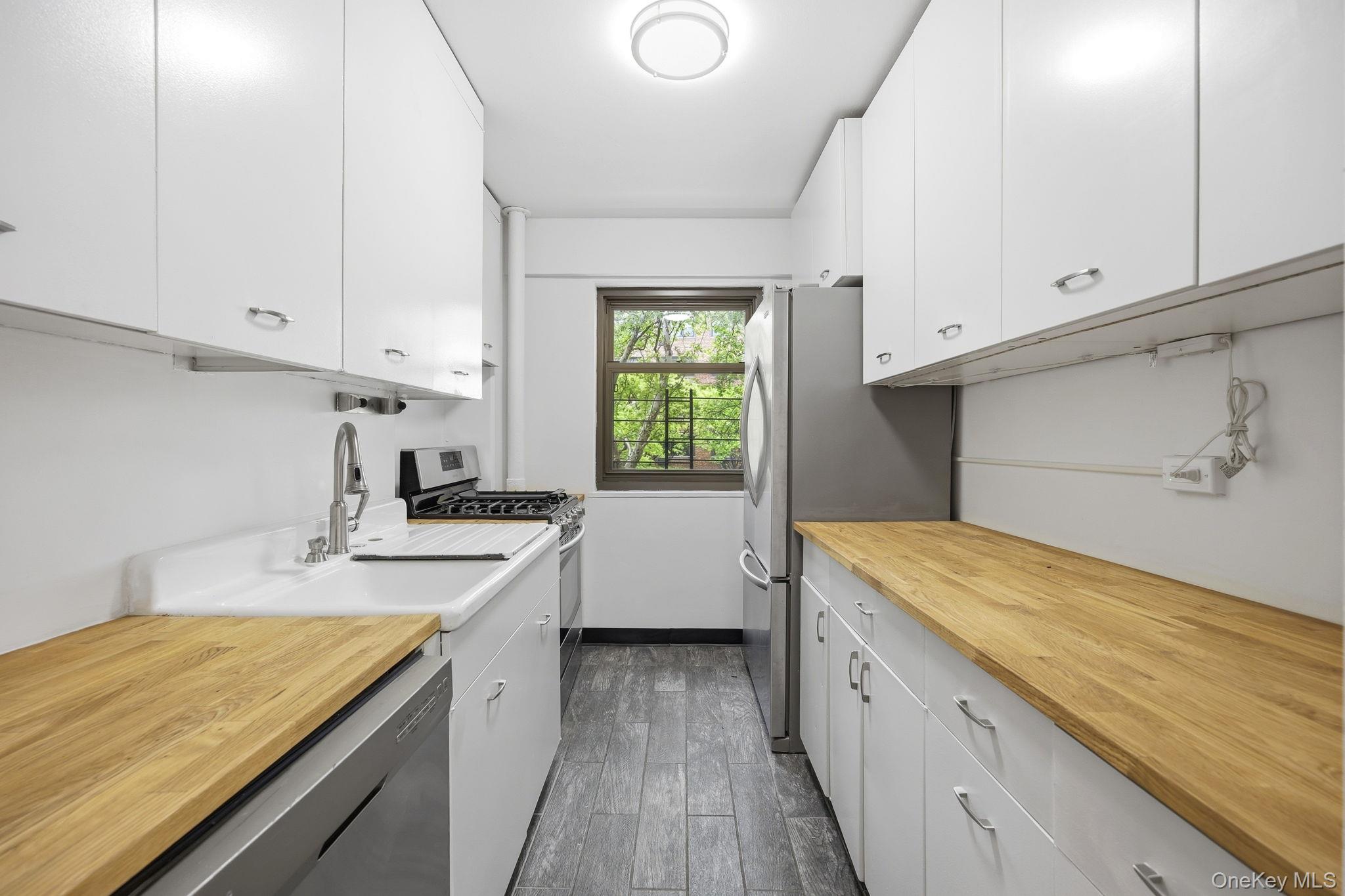 5th image of 33-52 Crescent St, Astoria, NY 11106