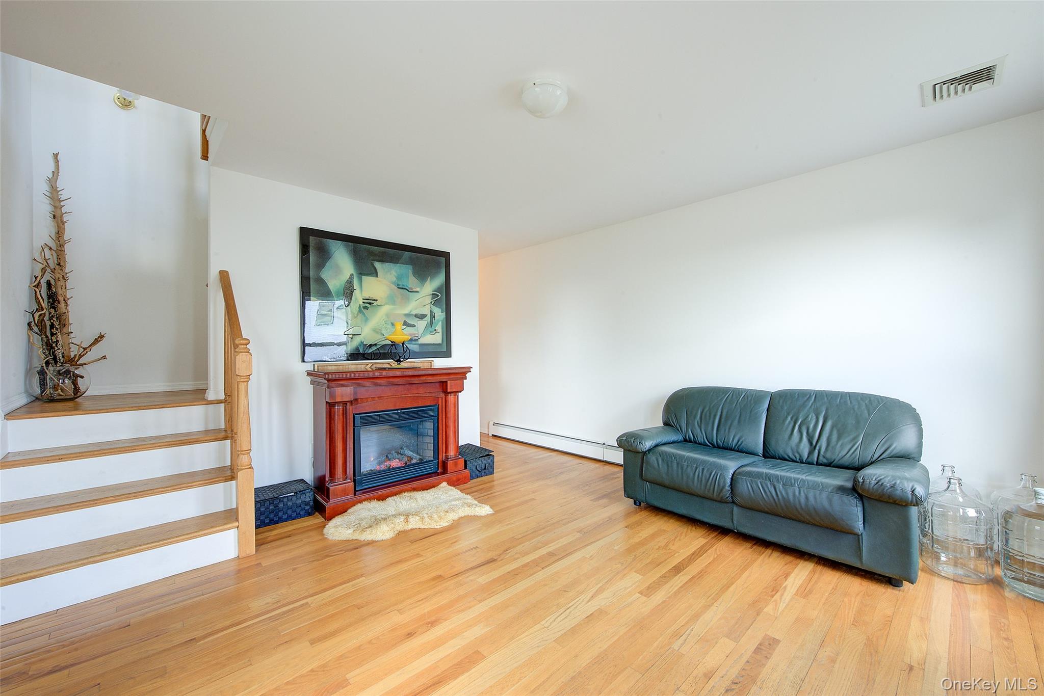 3rd image of 913 Arctic St, Babylon, NY 11757 | MLS# 1008168