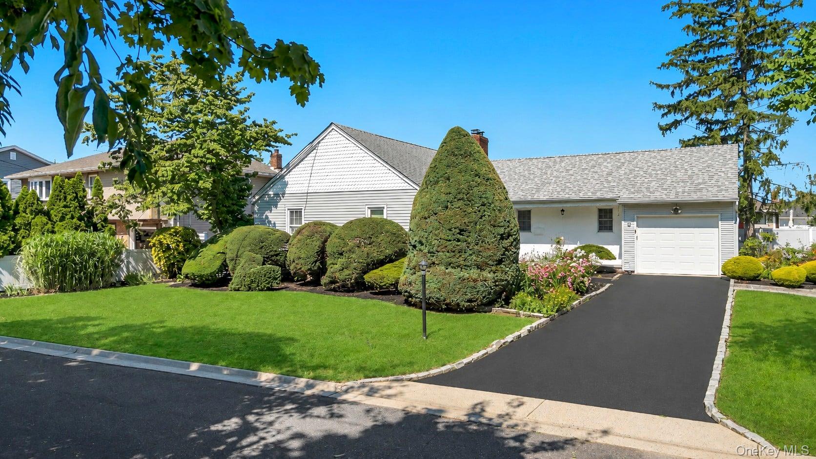 2nd image of 7 Albers Ln, Oyster Bay, NY 11735 | MLS# 1014270