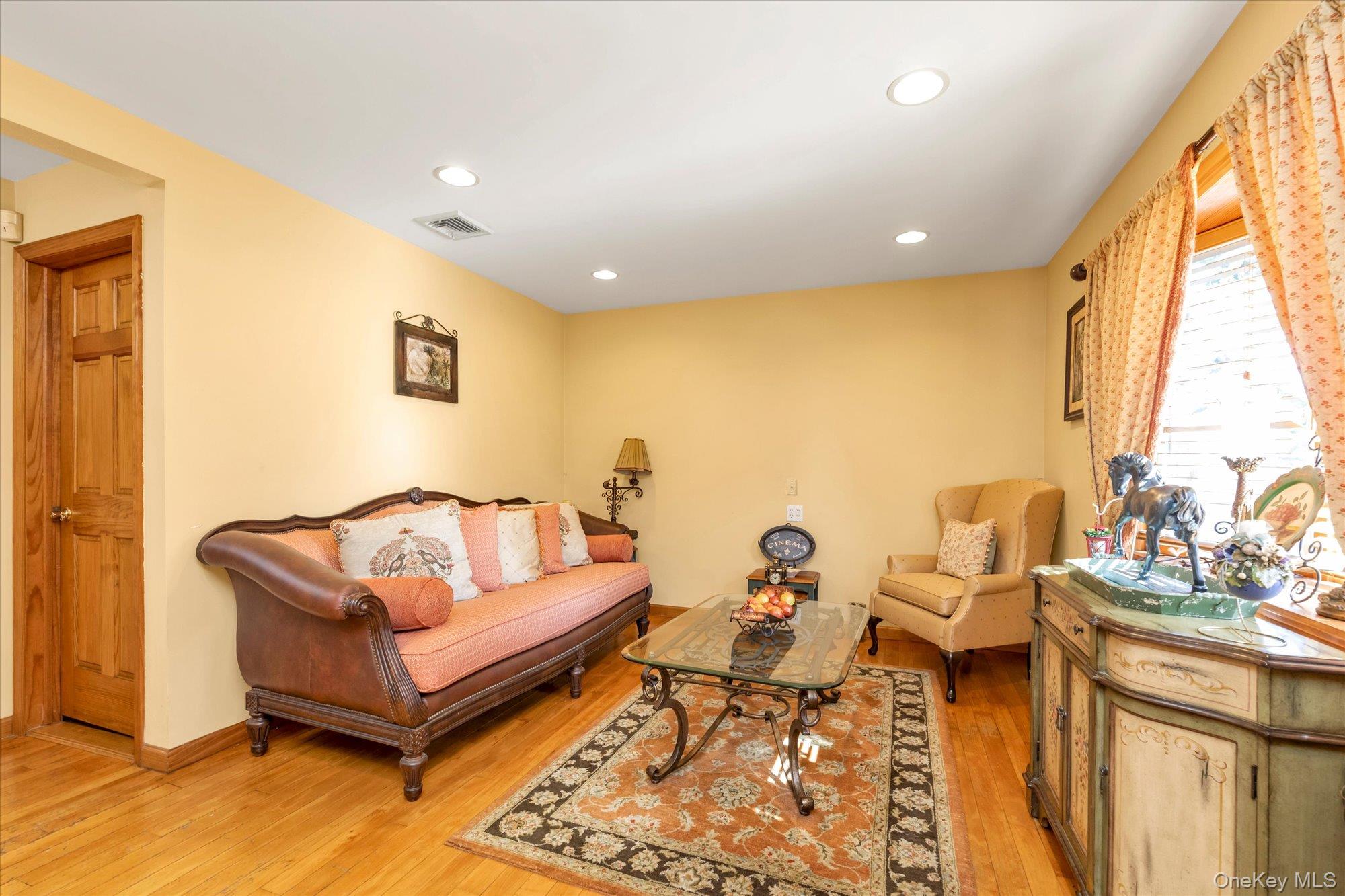 4th image of 2 East Ct, Oyster Bay, NY 11714 | MLS# 1017191